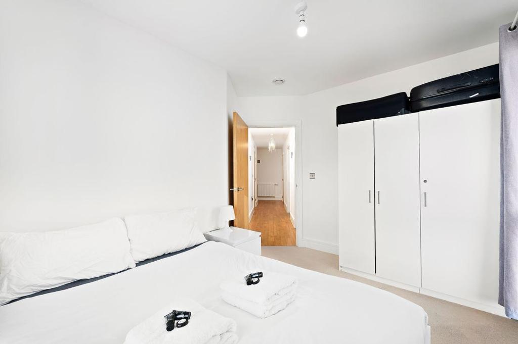 Modern Serviced 3-Bedroom Flat In East Londra Exterior foto