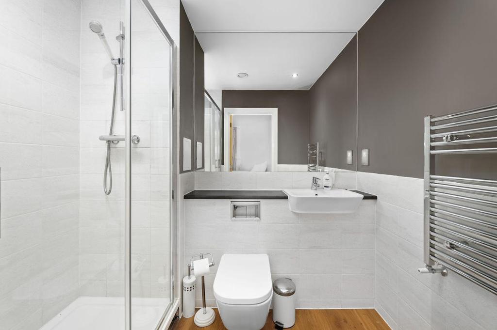 Modern Serviced 3-Bedroom Flat In East Londra Exterior foto