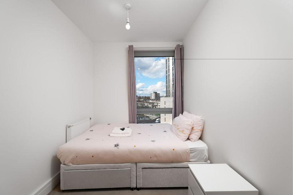 Modern Serviced 3-Bedroom Flat In East Londra Exterior foto