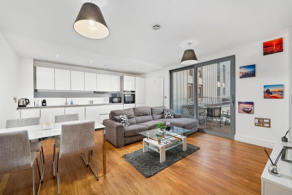 Modern Serviced 3-Bedroom Flat In East Londra Exterior foto