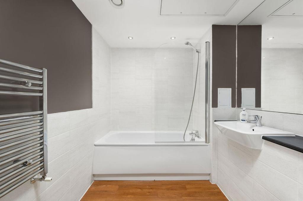 Modern Serviced 3-Bedroom Flat In East Londra Exterior foto